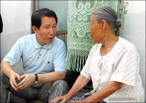 독거노인 양씨 할머니(83, 오른쪽)와 대화중인 김근태 장관 